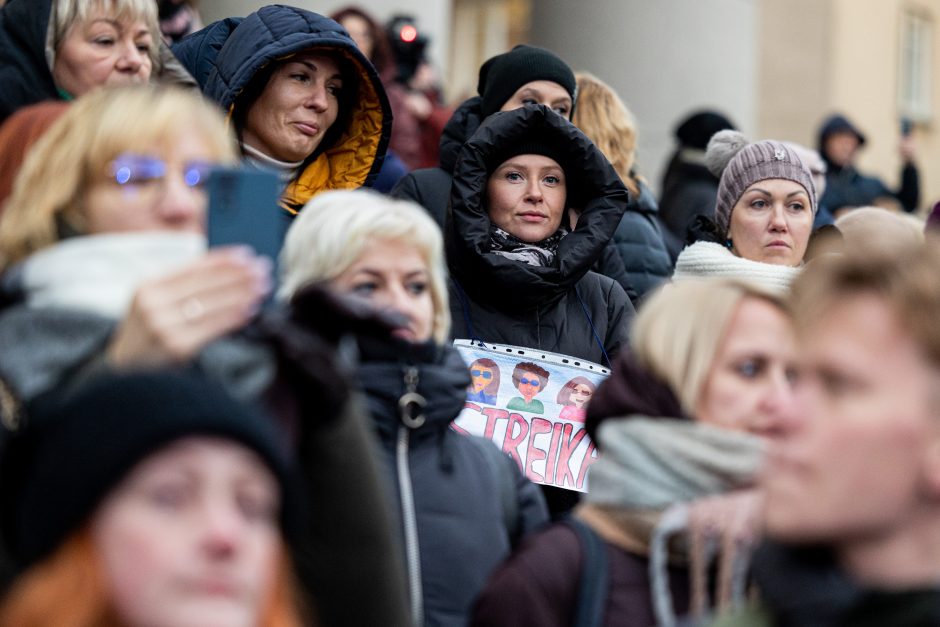 G. Nausėda stoja streiką atnaujinusių pedagogų pusėn: jie teisėtai reikalauja to, kas jiems pažadėta