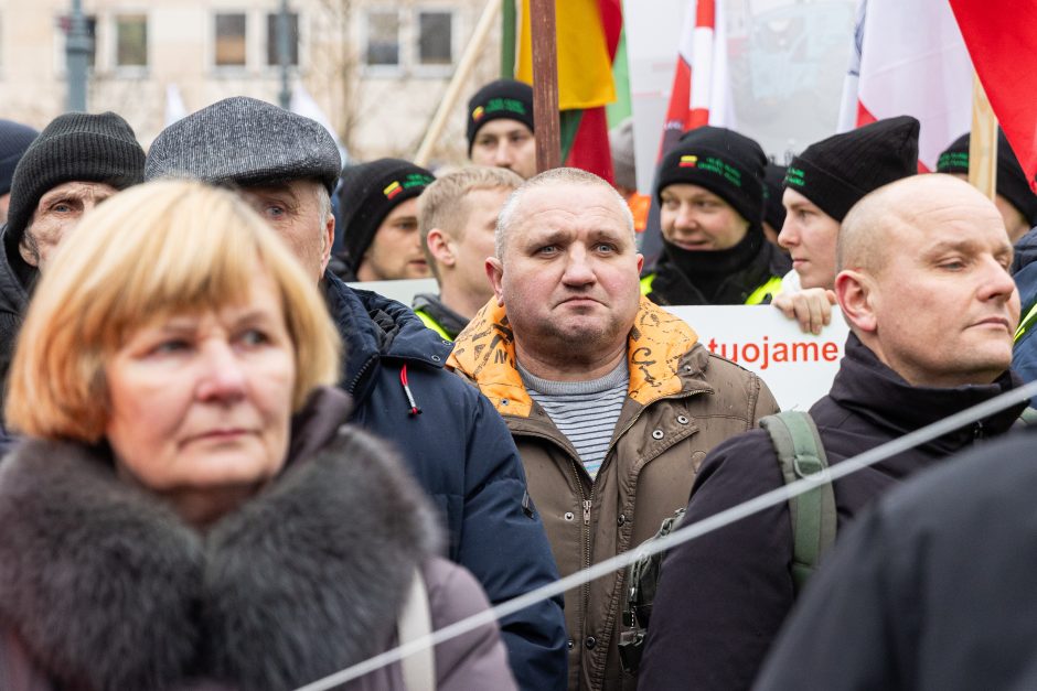 Žemdirbių protestas: skambūs šūkiai, „nubaubtas“ ministras, gaudžiantys traktorių signalai 