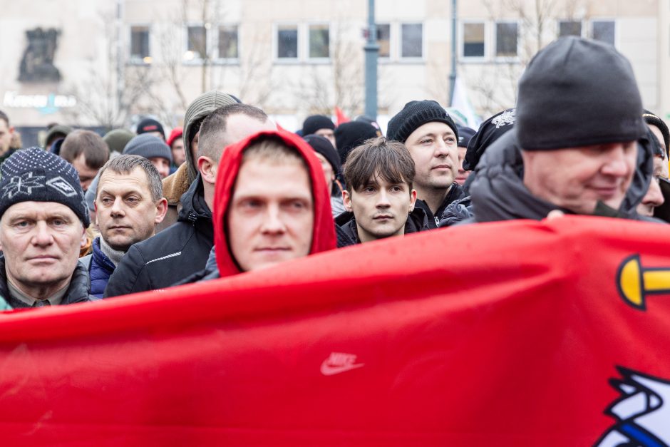 Žemdirbių protestas: skambūs šūkiai, „nubaubtas“ ministras, gaudžiantys traktorių signalai 