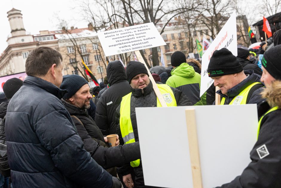 Žemdirbių protestas: skambūs šūkiai, „nubaubtas“ ministras, gaudžiantys traktorių signalai 