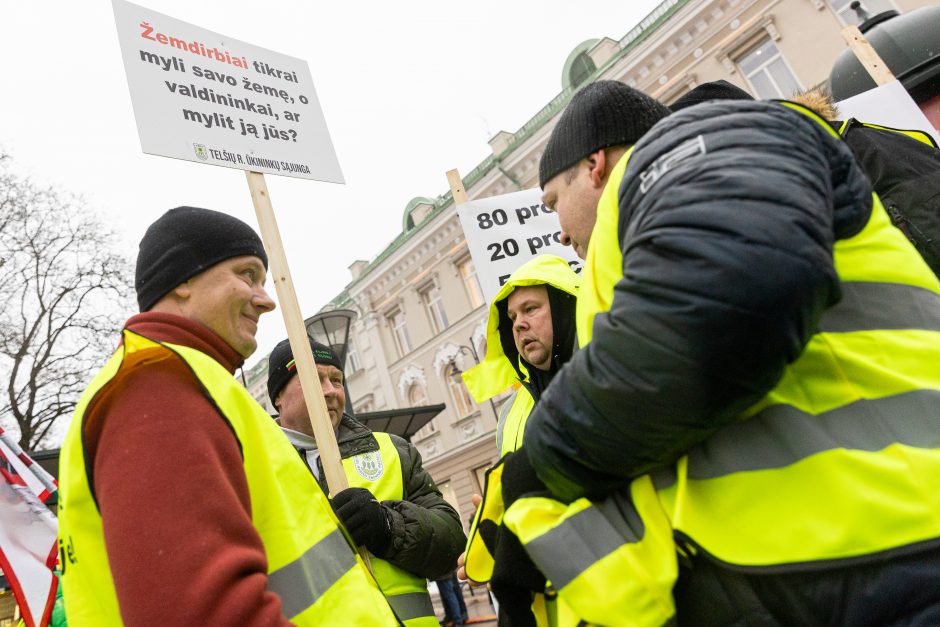 Žemdirbių protestas: skambūs šūkiai, „nubaubtas“ ministras, gaudžiantys traktorių signalai 