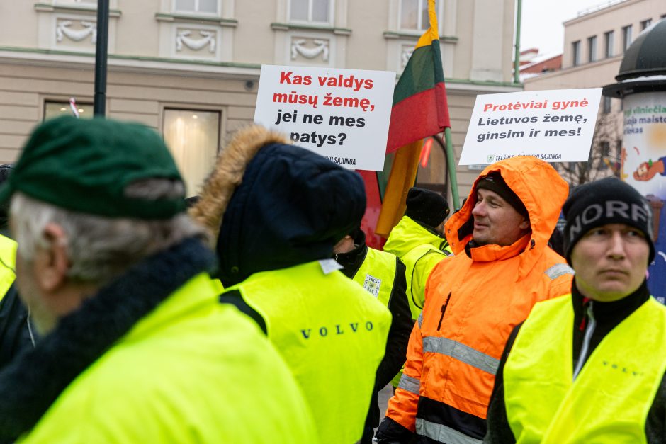 Žemdirbių protestas: skambūs šūkiai, „nubaubtas“ ministras, gaudžiantys traktorių signalai 