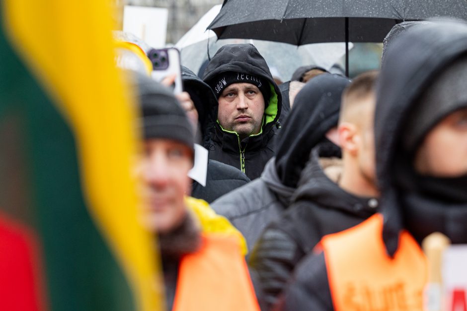 Žemdirbių protestas: skambūs šūkiai, „nubaubtas“ ministras, gaudžiantys traktorių signalai 