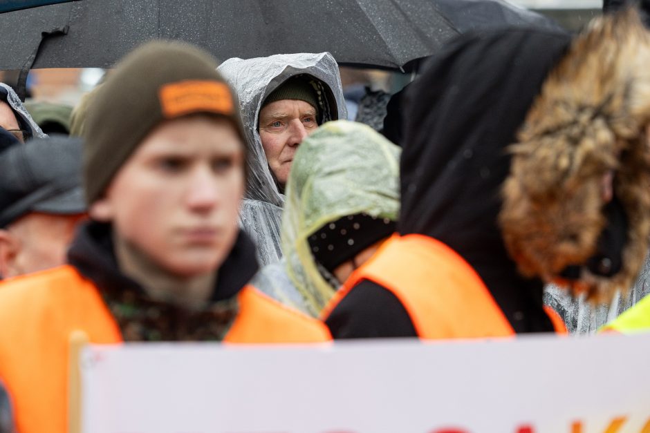 Žemdirbių protestas: skambūs šūkiai, „nubaubtas“ ministras, gaudžiantys traktorių signalai 