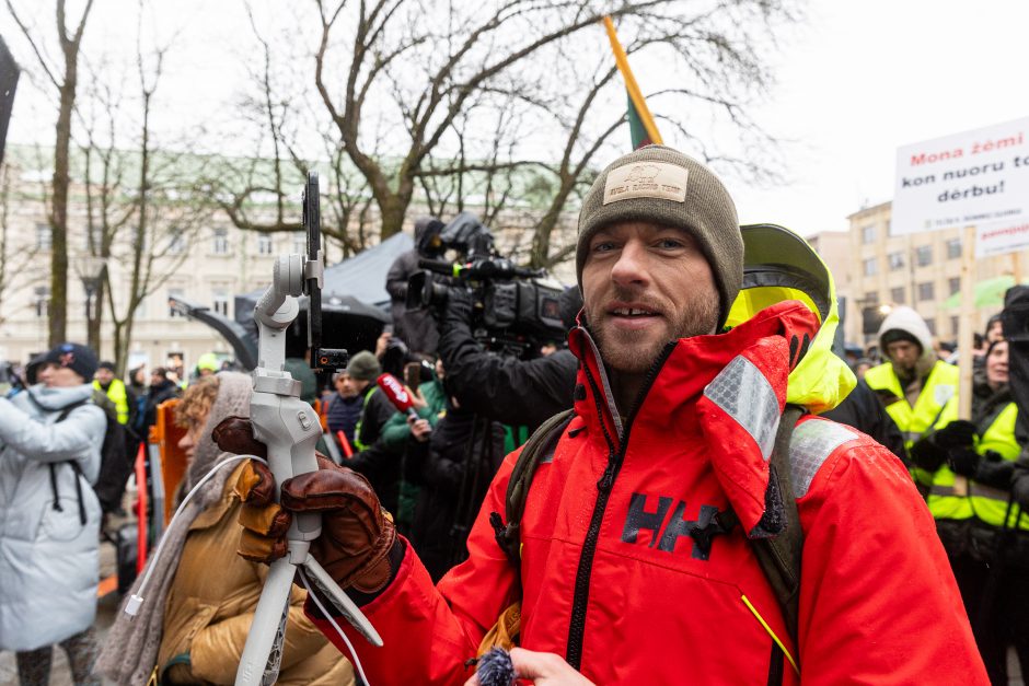 Žemdirbių protestas: skambūs šūkiai, „nubaubtas“ ministras, gaudžiantys traktorių signalai 