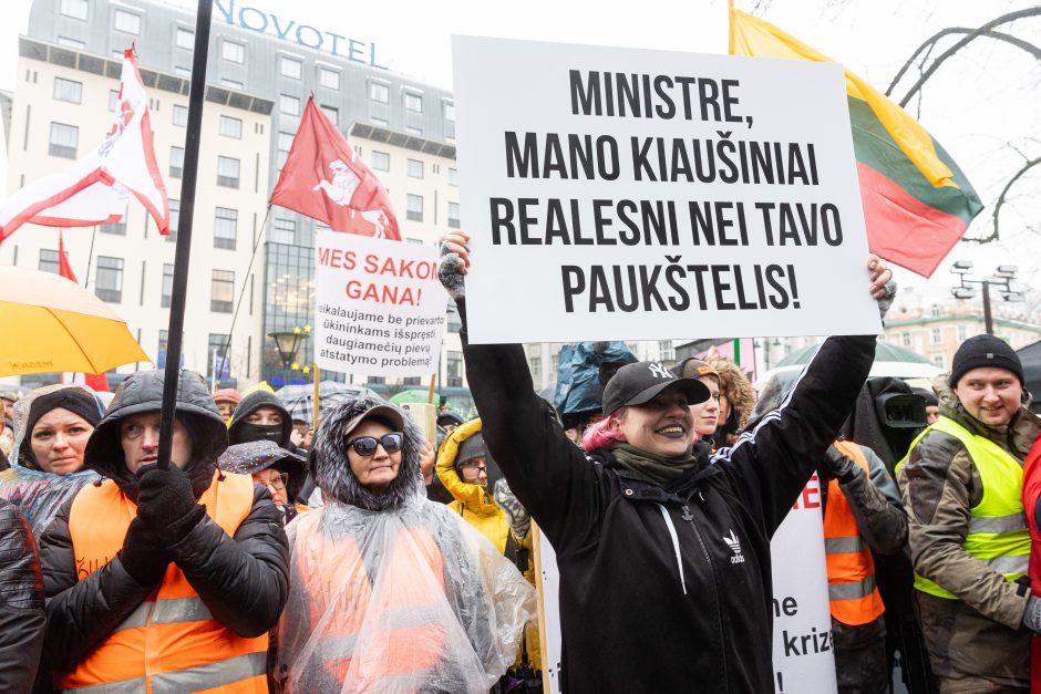 Žemdirbių protestas: skambūs šūkiai, „nubaubtas“ ministras, gaudžiantys traktorių signalai 