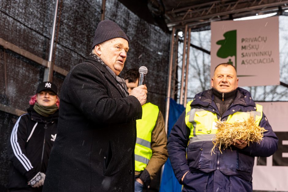 Žemdirbių protestas: skambūs šūkiai, „nubaubtas“ ministras, gaudžiantys traktorių signalai 