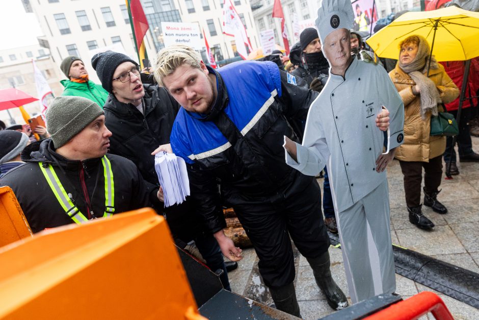 Žemdirbių protestas: skambūs šūkiai, „nubaubtas“ ministras, gaudžiantys traktorių signalai 