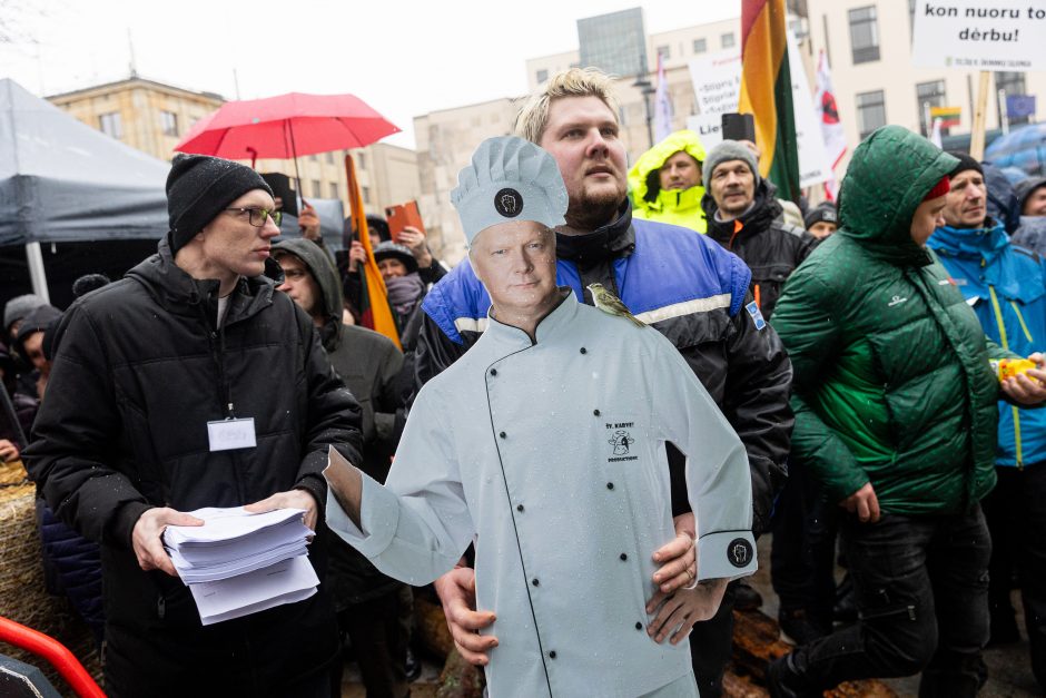 Žemdirbių protestas: skambūs šūkiai, „nubaubtas“ ministras, gaudžiantys traktorių signalai 