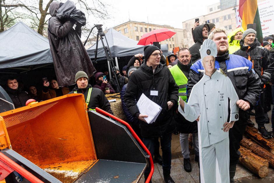 Žemdirbių protestas: skambūs šūkiai, „nubaubtas“ ministras, gaudžiantys traktorių signalai 