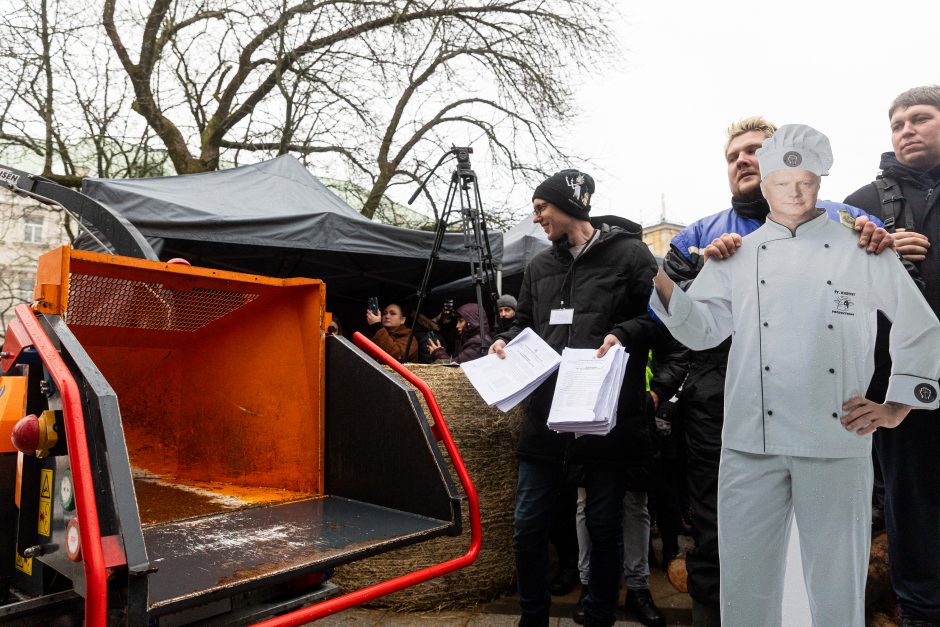 Žemdirbių protestas: skambūs šūkiai, „nubaubtas“ ministras, gaudžiantys traktorių signalai 