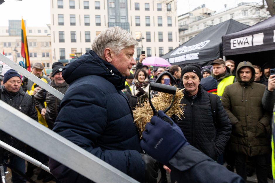 Žemdirbių protestas: skambūs šūkiai, „nubaubtas“ ministras, gaudžiantys traktorių signalai 