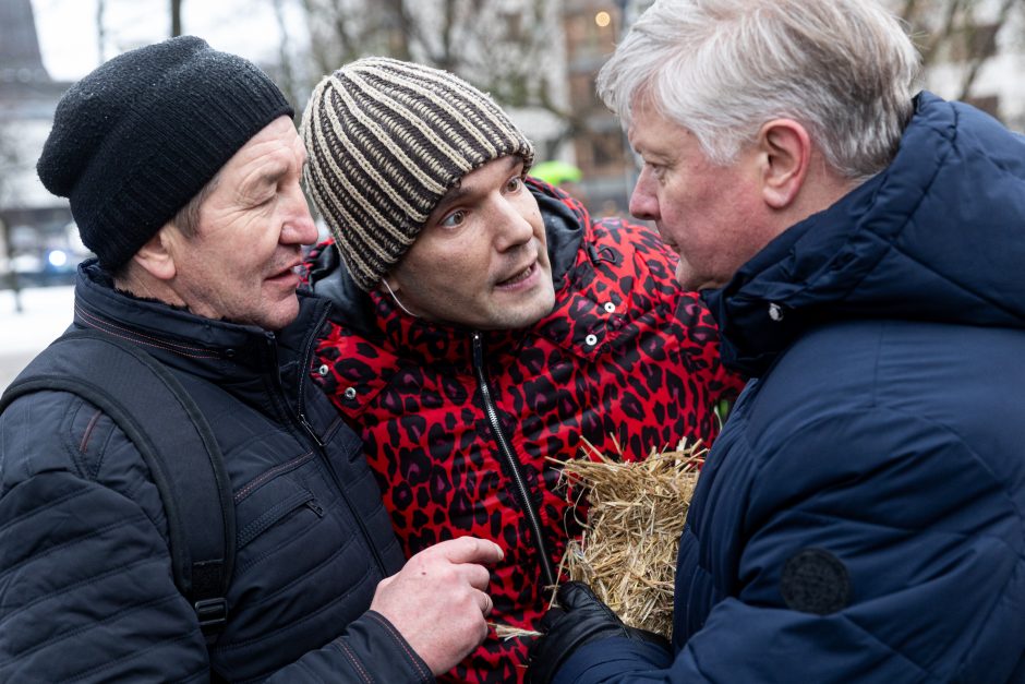 Žemdirbių protestas: skambūs šūkiai, „nubaubtas“ ministras, gaudžiantys traktorių signalai 