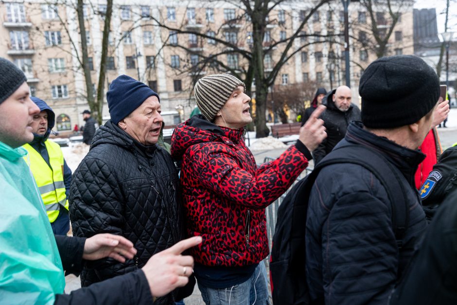 Žemdirbių protestas: skambūs šūkiai, „nubaubtas“ ministras, gaudžiantys traktorių signalai 