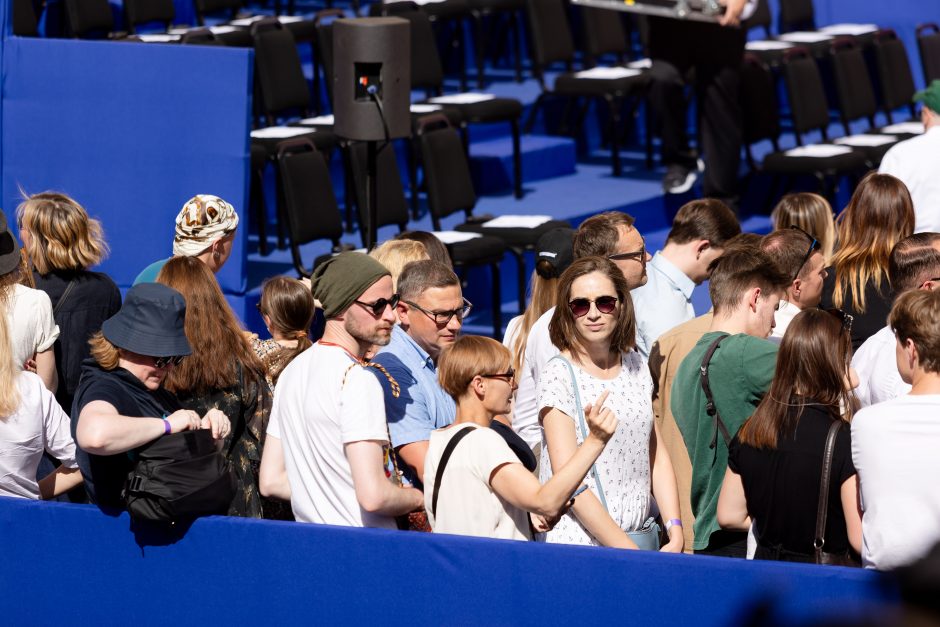 Prie Vilniaus universiteto – milžiniška eilė: laukiama J. Bideno kalbos 