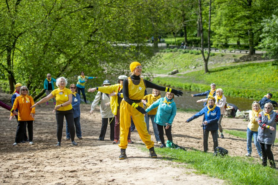 Žygį 100 kilometrų take aplink Vilnių senjorai pradėjo palaikymo šokiu „The Roop“ 