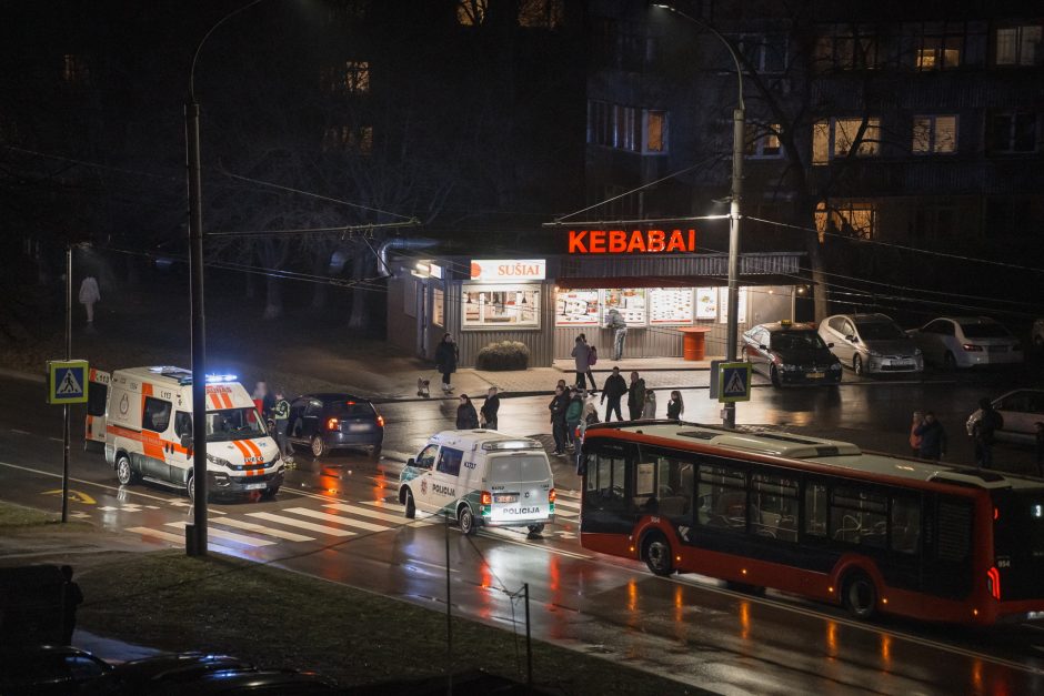 Kaune automobilis partrenkė pėsčiąją: ji dėl galvos traumos išvežta į ligoninę