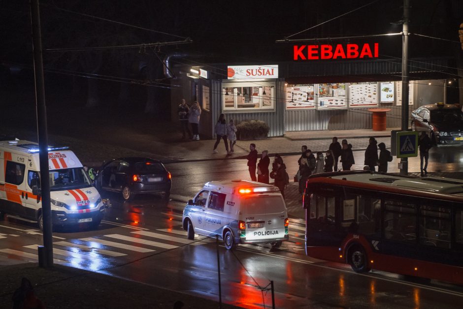 Kaune automobilis partrenkė pėsčiąją: ji dėl galvos traumos išvežta į ligoninę