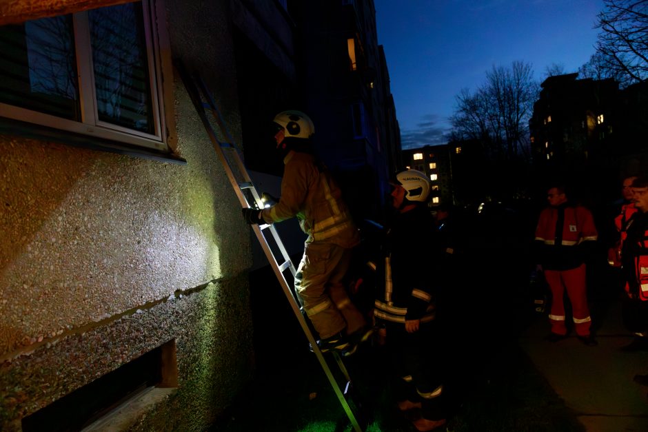 Sunerimę kauniečiai pranešė: kaimynė durų neatidaro apie savaitę