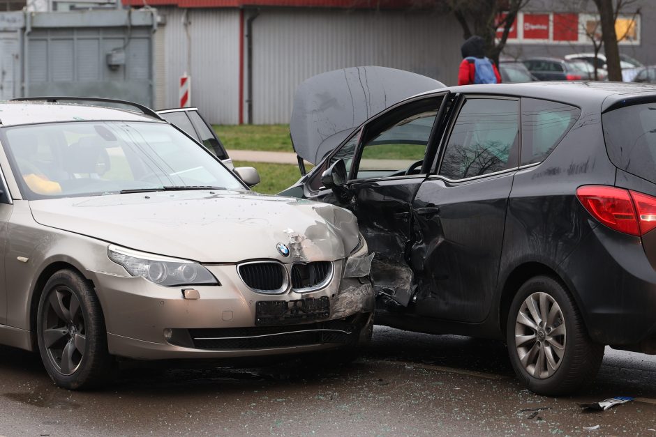 V. Krėvės pr. susidūrė priešpriešiais važiavę automobiliai