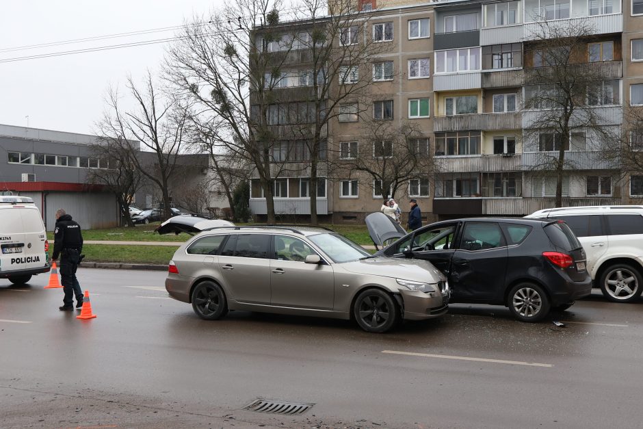 V. Krėvės pr. susidūrė priešpriešiais važiavę automobiliai