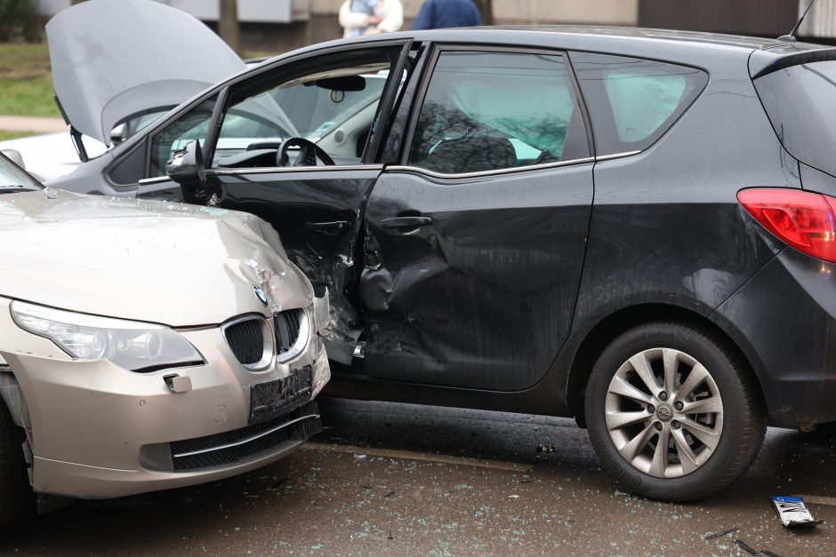 V. Krėvės pr. susidūrė priešpriešiais važiavę automobiliai