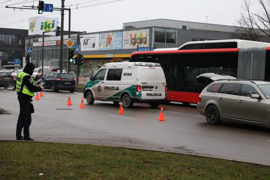 V. Krėvės pr. susidūrė priešpriešiais važiavę automobiliai