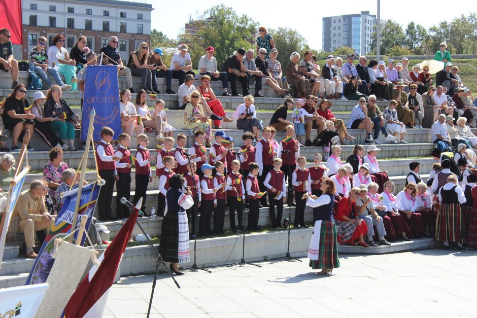 Festivalis „Bunda jau Baltija“: trijų tautų šokėjai sukosi drauge