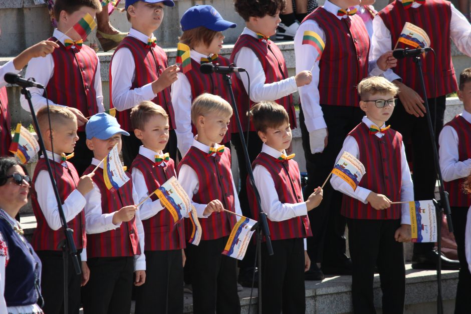 Festivalis „Bunda jau Baltija“: trijų tautų šokėjai sukosi drauge