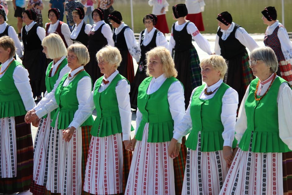 Festivalis „Bunda jau Baltija“: trijų tautų šokėjai sukosi drauge