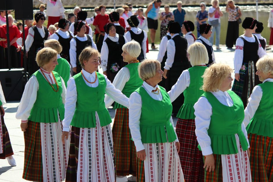 Festivalis „Bunda jau Baltija“: trijų tautų šokėjai sukosi drauge