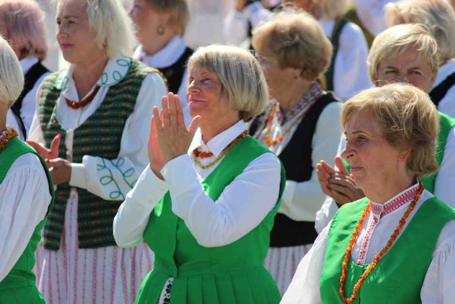 Festivalis „Bunda jau Baltija“: trijų tautų šokėjai sukosi drauge