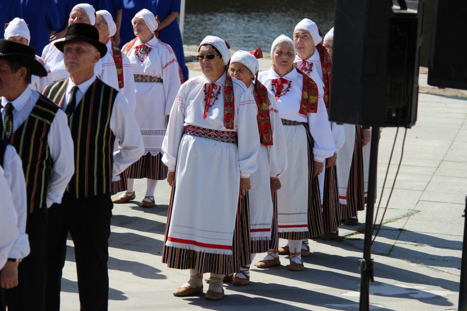 Festivalis „Bunda jau Baltija“: trijų tautų šokėjai sukosi drauge