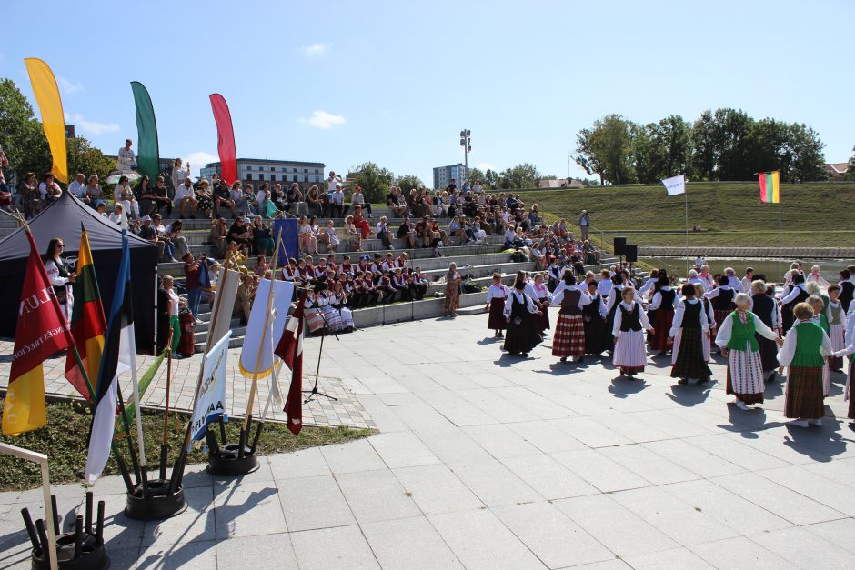 Festivalis „Bunda jau Baltija“: trijų tautų šokėjai sukosi drauge