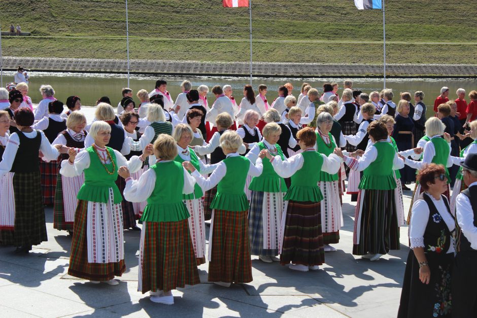 Festivalis „Bunda jau Baltija“: trijų tautų šokėjai sukosi drauge