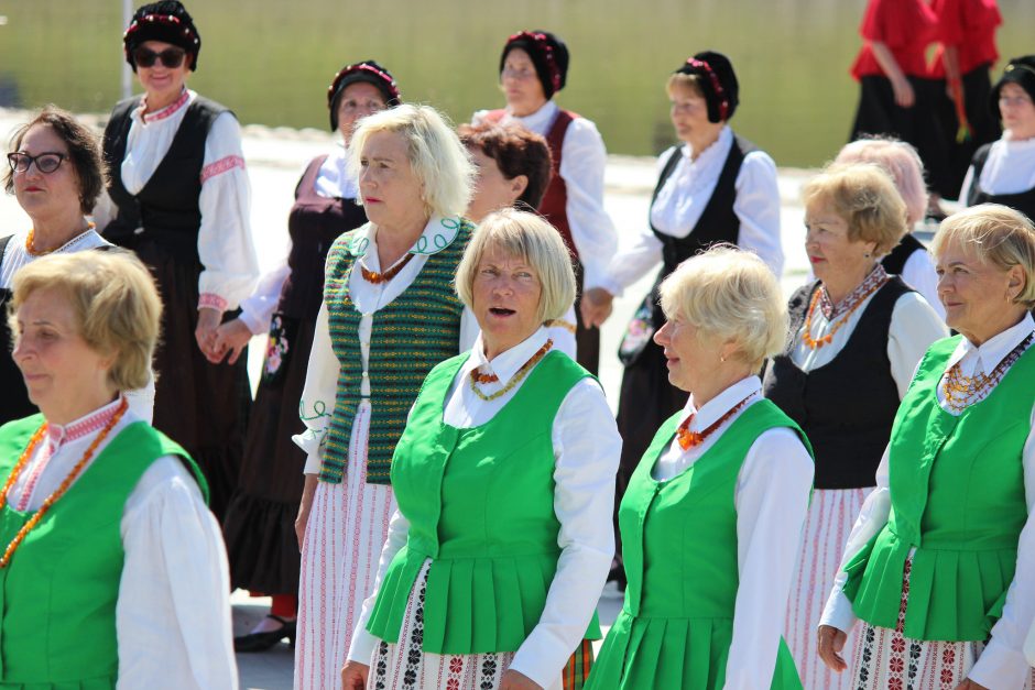 Festivalis „Bunda jau Baltija“: trijų tautų šokėjai sukosi drauge