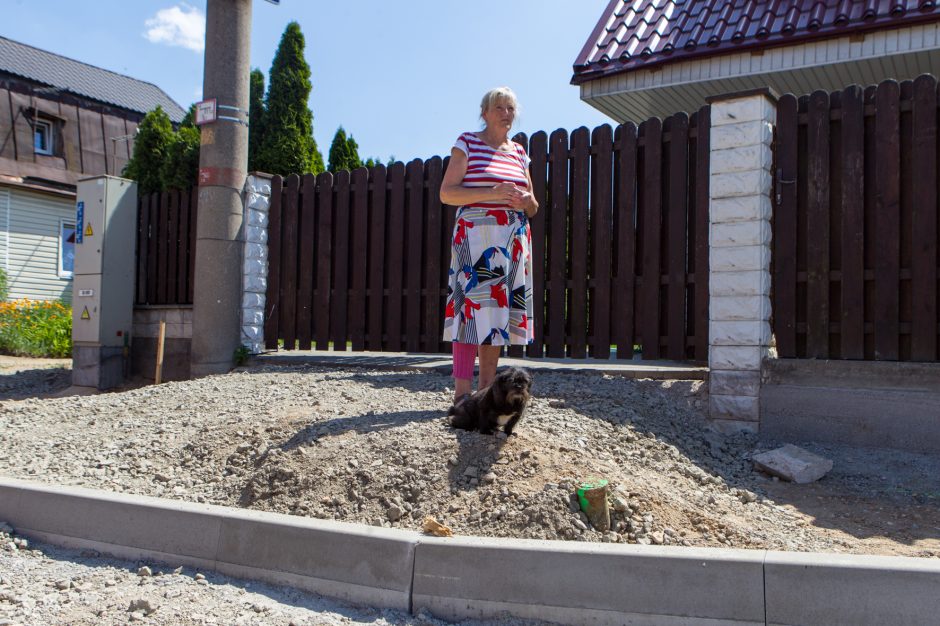 Kaunietė apie šaligatvio remontą: iš namų daugiau nei mėnesį neišvažiuojame