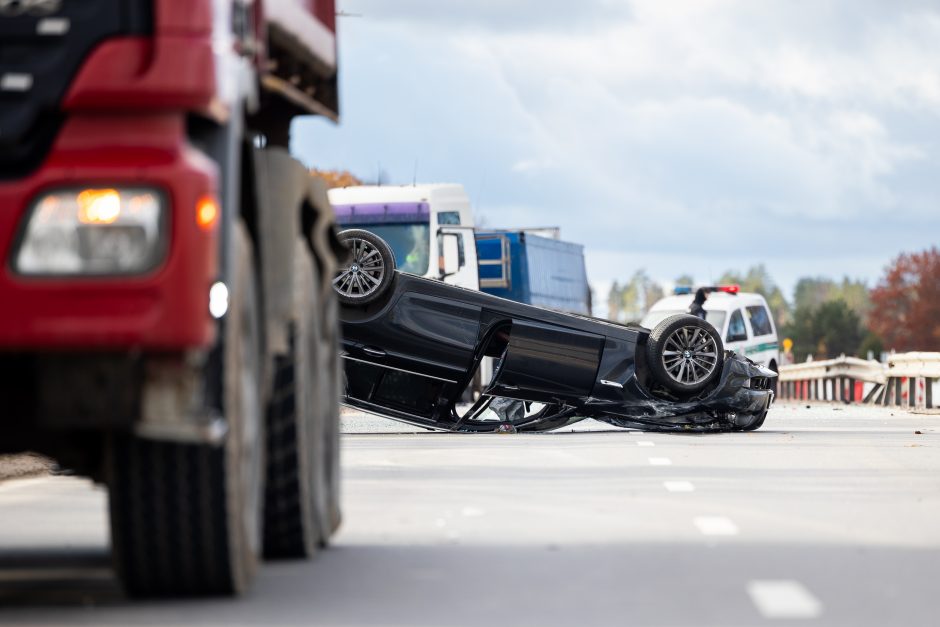 BMW apvirto ant stogo: sunkiai apgirtęs vairuotojas – ligoninėje