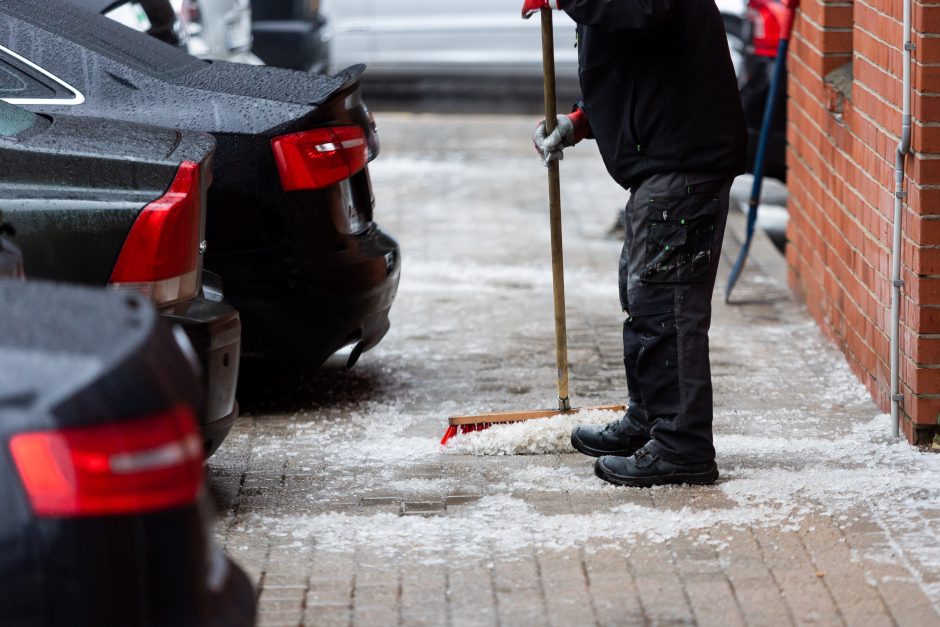 Ligoninėse – dėl plikledžio traumas patyrusių žmonių antplūdis: ribojamos planinės operacijos