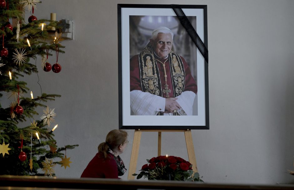 Vatikane susirinkę tikintieji išreiškė liūdesį ir susižavėjimą Benediktu XVI