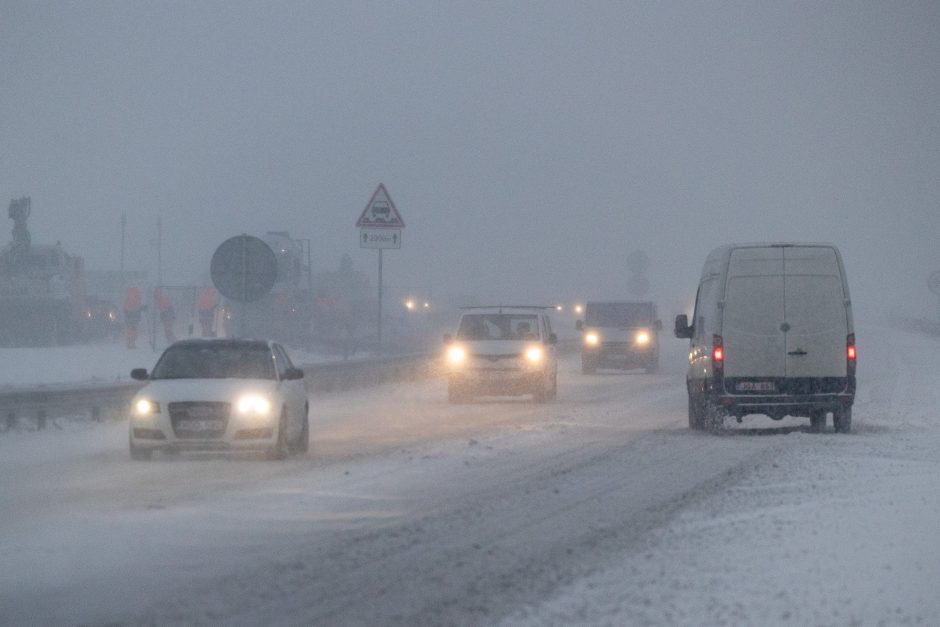 Kelininkai: eismo sąlygas toliau sunkina snygis, plikledis