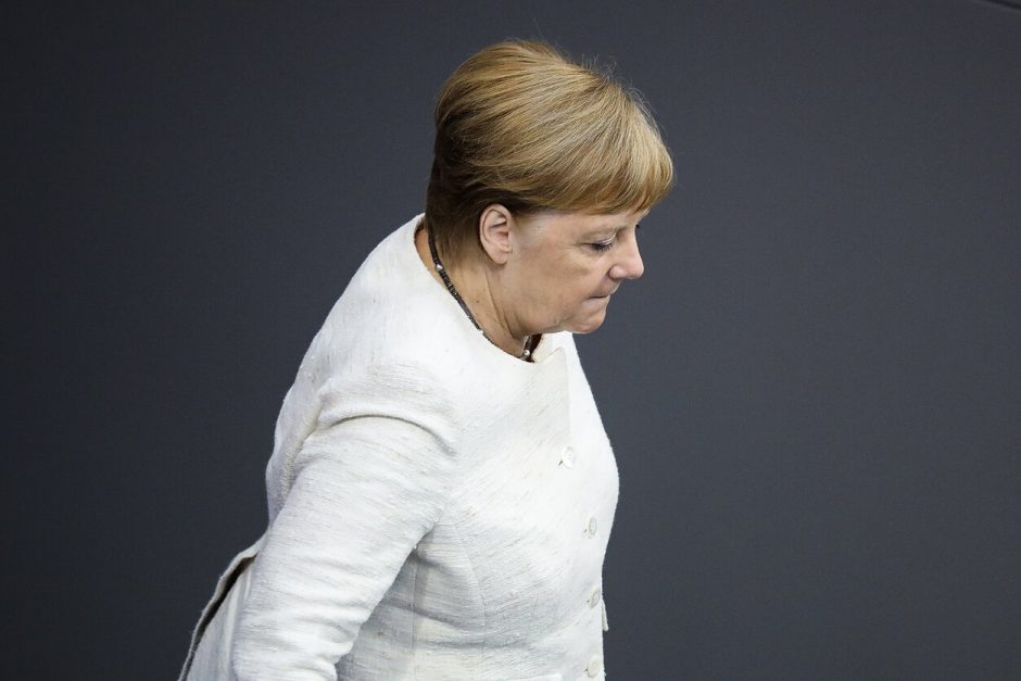 Nerimsta kalbos dėl A. Merkel sveikatos: vėl pastebėjo kanclerės drebulį