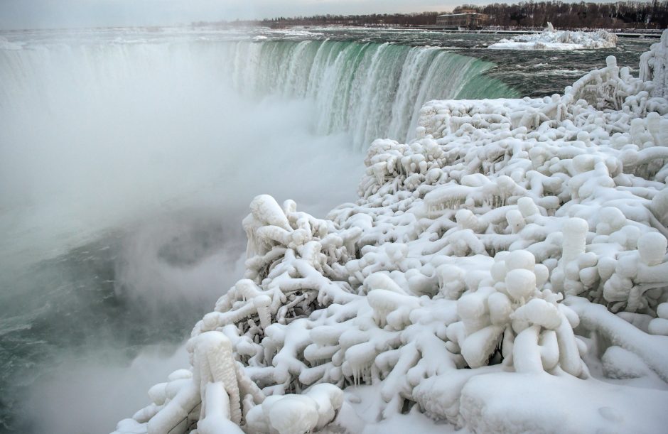 Įspūdingas žiemos reginys: užšalo Niagaros krioklys