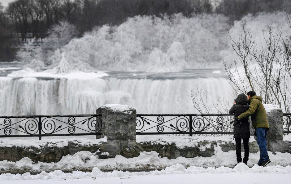 Įspūdingas žiemos reginys: užšalo Niagaros krioklys