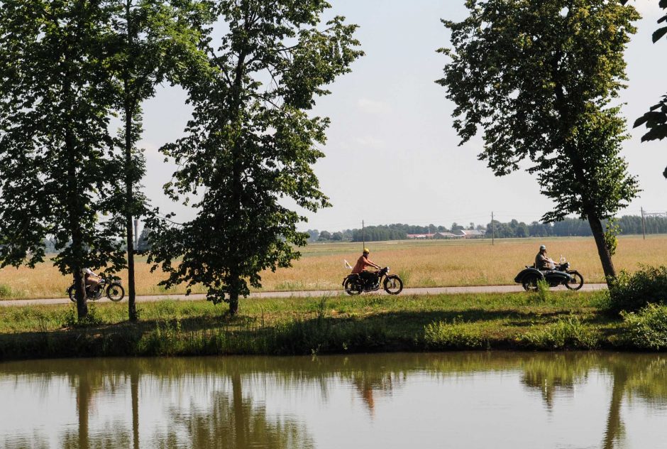 Senų motociklų mylėtojai skriejo Biržų keliais