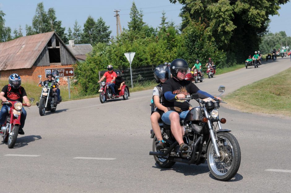 Senų motociklų mylėtojai skriejo Biržų keliais