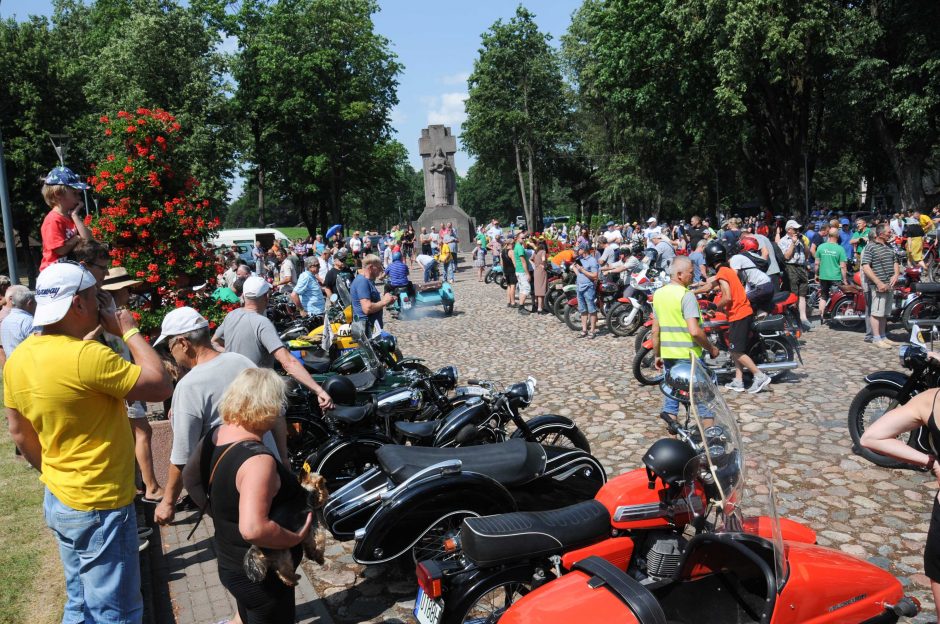 Senų motociklų mylėtojai skriejo Biržų keliais