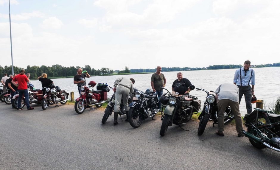 Senų motociklų mylėtojai skriejo Biržų keliais