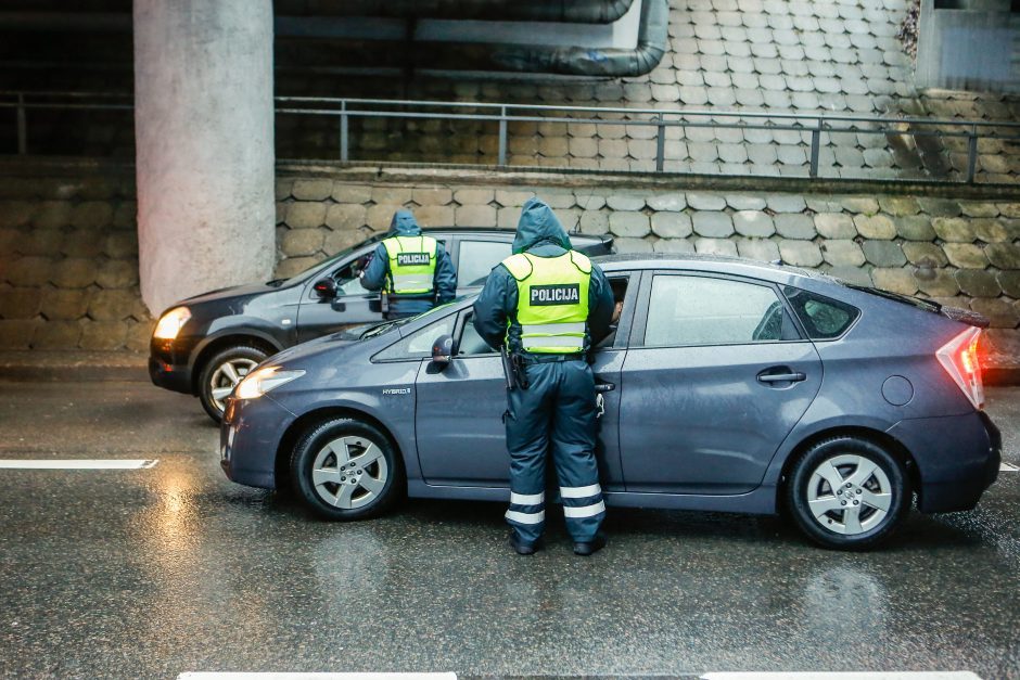 Keliuose ragina būti atidiems: gyventojų laukia savaitė griežtų patikrų