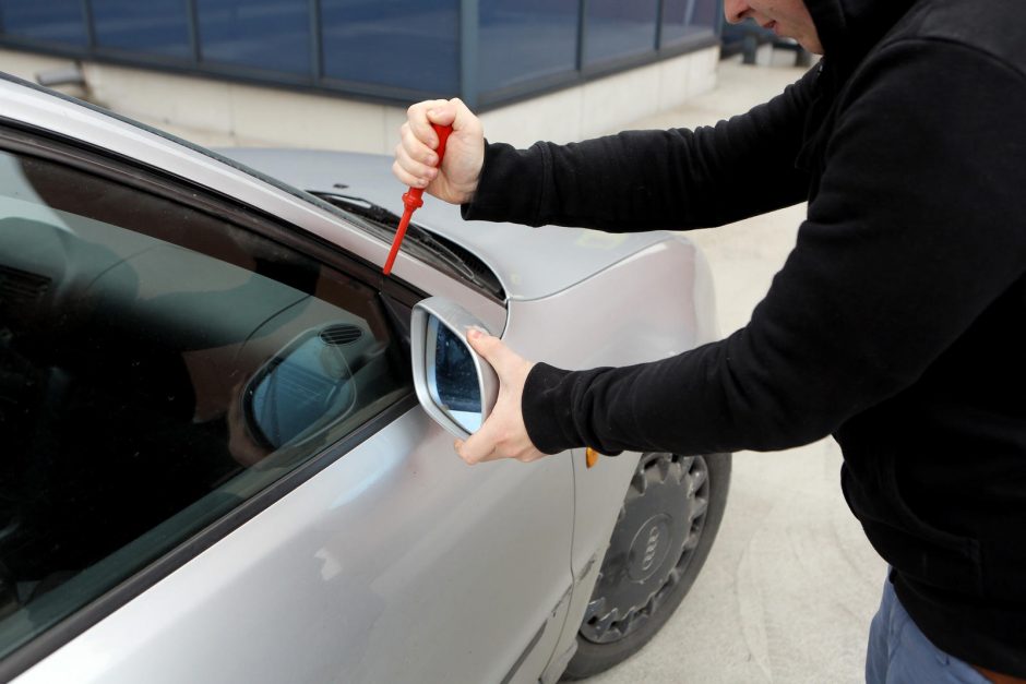 Plungėje vyras įtariamas tyčia gadinęs automobilius